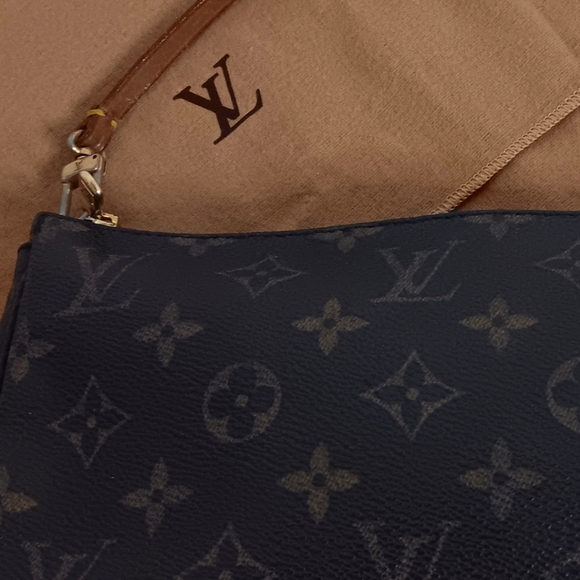 Louis Vuitton Vintage Pochette Accessoires handbag with strap - Picture 14 of 17